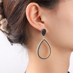 Day and Eve oorhangers met zwarte steentjes